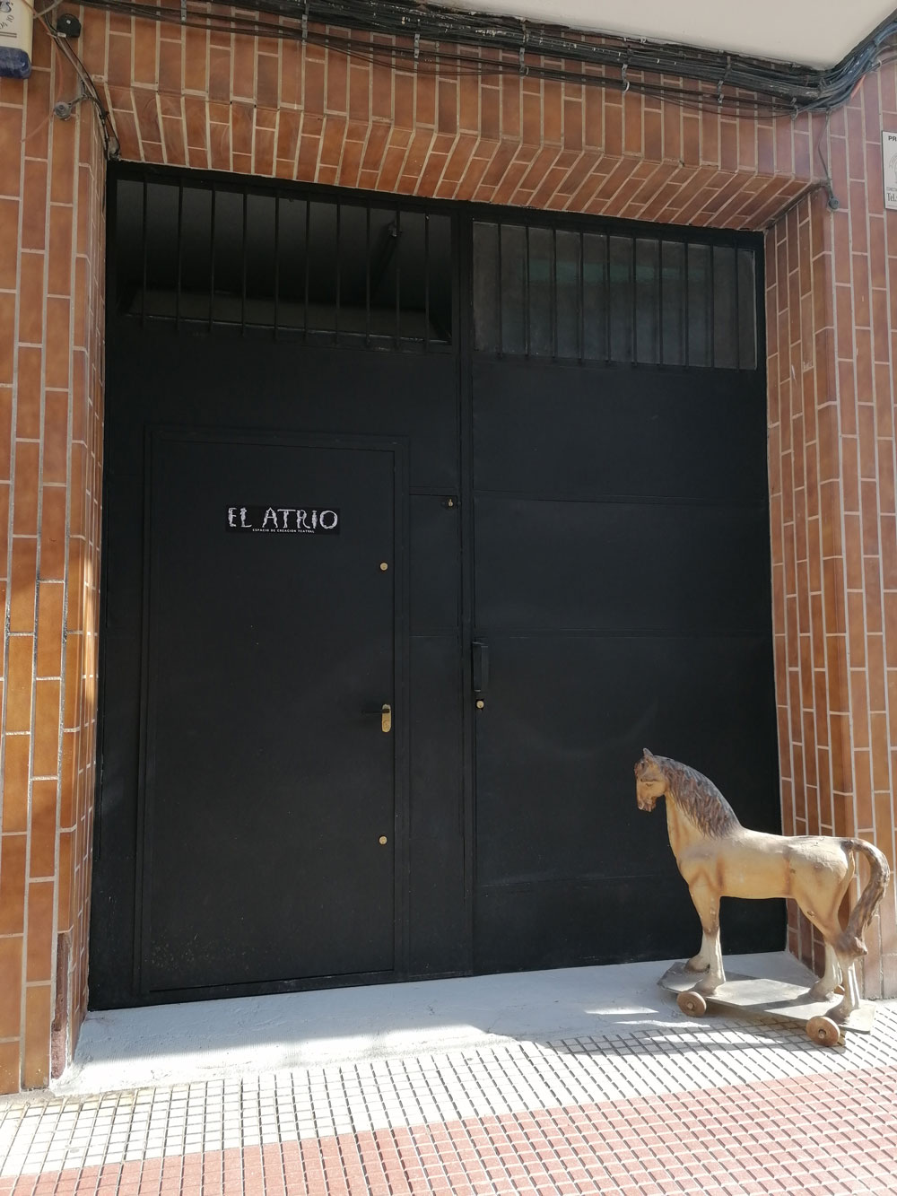 caballito en puerta accesible